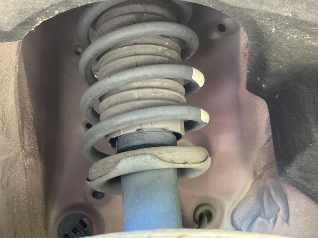 お車を安心してお乗りいただく為には、足回りの定期点検が欠かせません。サービスサポート（有償保証）では無料点検もご提供しており、安心のカーライフをお過ごしいただけるサポート体制が整っています。