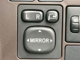 【電動格納ミラー】サイドミラーは電動格納式となっており、狭い駐車場でもキズがつくリスクを抑えられます。