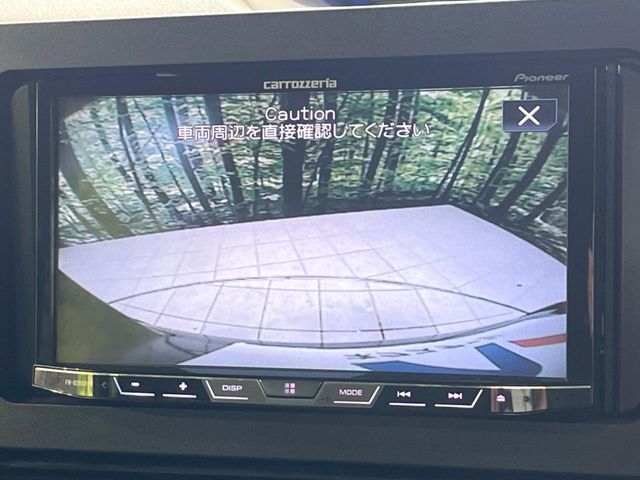 【バックカメラ】駐車時に後方がリアルタイム映像で確認できます。大型商業施設や立体駐車場での駐車時や、夜間のバック時に大活躍！運転スキルに関わらず、今や必須となった装備のひとつです！