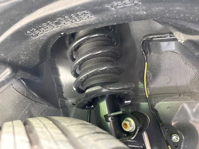 お車を安心してお乗りいただく為には、足回りの定期点検が欠かせません。サービスサポート（有償保証）では無料点検もご提供しており、安心のカーライフをお過ごしいただけるサポート体制が整っています。