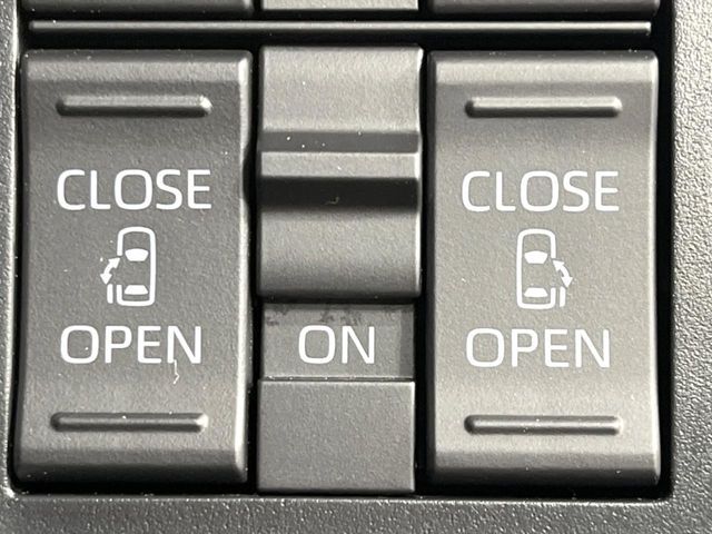 【両側パワースライドドア】スマートキーや運転席のスイッチで後席両側スライドドアの開閉が可能♪電動だから力を入れてドアを開ける必要が無く、小さなお子様でも簡単に開け閉めでき快適です♪