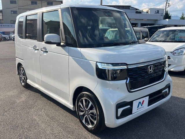 大好評のボディコーティング「弾スプラッシュコート」もご納車までに施工可能。通常のガラスコートと異なる、耐久年数6年の無機質ガラスコーティングが、ボディをキレイな状態に保ってくれます。