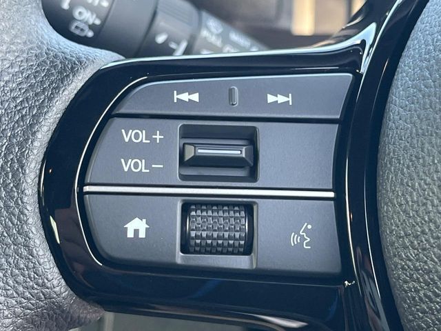 【ステアリングスイッチ】運転中、前方から目線をそらすことなく、オーディオ等の操作が可能な便利機能！安心＆快適なドライブを演出してくれます♪