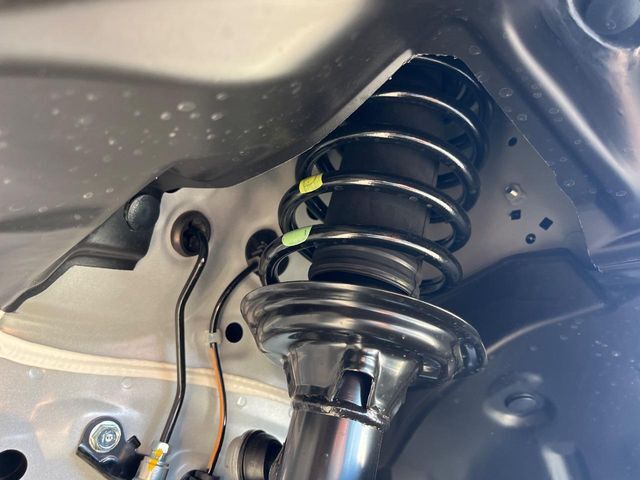 お車を安心してお乗りいただく為には、足回りの定期点検が欠かせません。サービスサポート（有償保証）では無料点検もご提供しており、安心のカーライフをお過ごしいただけるサポート体制が整っています。
