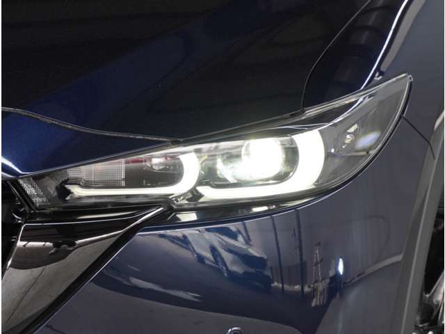 【LEDヘッドライト】悪天候や夜間走行時も良好な視界を確保し安心して運転できる高輝度LEDヘッドライトを装備。明るい上に点灯速度が早く消費電力も抑えられています。