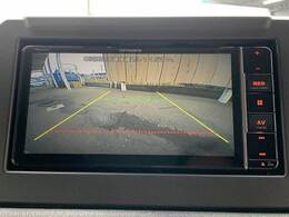 【カラーバックモニター】を装備しております。リアの映像がカラーで映し出されますので日々の駐車も安心安全です。