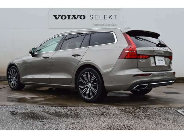 VOLVOの安全機能は前方だけではなく後方も監視しています