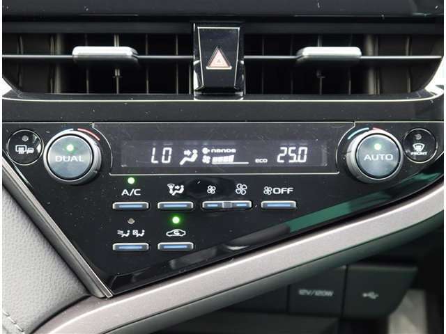 運転席・助手席・独立型オートエアコン。運転席とパートナー別々の温度設定ができ快適なドライブが楽しめます！高級グレードの証ですね！