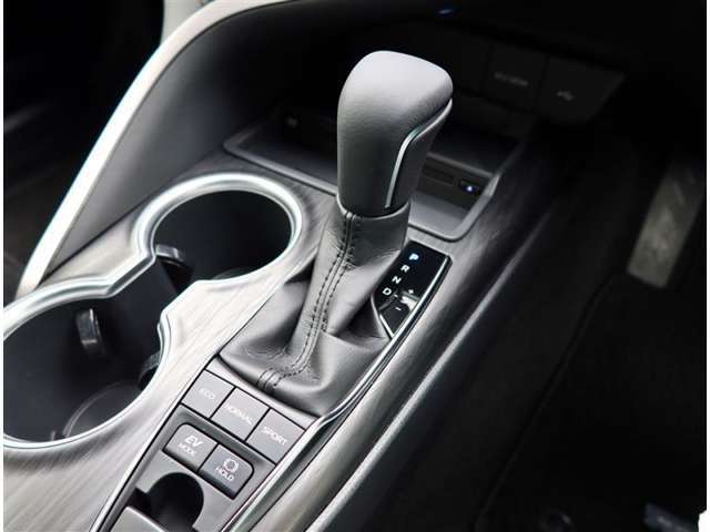 こちらのシフトは、車両にマッチしたデザインになっています！握りやすく、操作し易い配置になっていますので、いつも触れるシフトだからこそ、大切ですね！