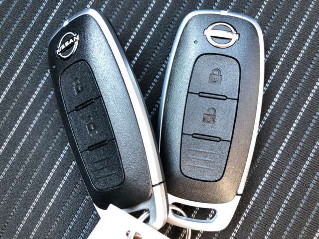 【 インテリジェントキー 】 キーを持っていればエンジン始動でき、ドアノブのボタンで車の鍵の開錠と施錠もできます。キーを取り出す手間がなくなります。