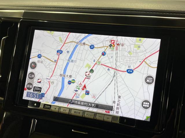 【大画面ナビ】人気の大型9インチナビを装備。存在感のある大画面はインパクト大！ナビ利用時のマップ表示は見やすく、テレビやDVDは臨場感がアップ！いつものドライブがグッと楽しくなります♪