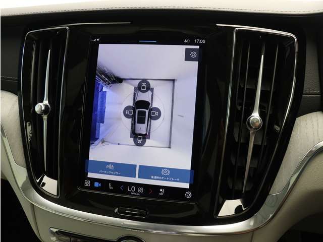 リアカメラによる後方の確認だけでなく、真上から見下ろすバードアイ映像を映し出す360度ビューカメラで、自車周辺の詳細な状況を確認できます。見通しが悪く狭い場所で車を取り回す際には心強い味方となります。