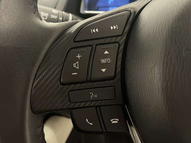 【ステアリングスイッチ】運転中でも音量の調節やチャンネルの変更ができます。