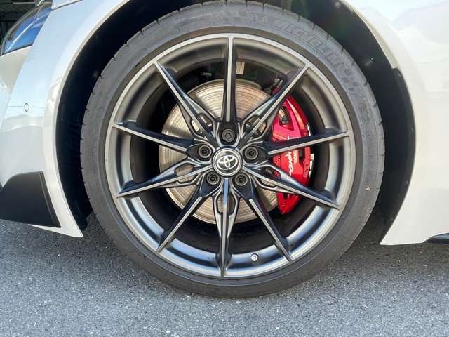 純正19インチアルミホイール（艶消しダークメタリック）車名ロゴ入りレッド塗装brembo製4ポッド対向キャリパー！.
