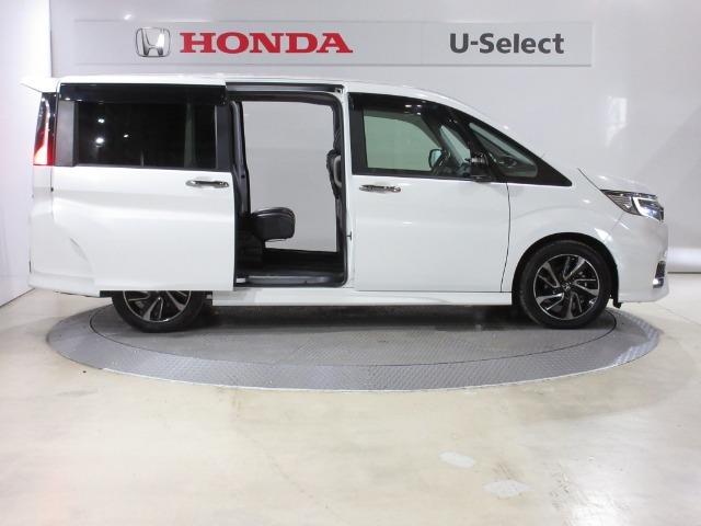 ハンドグリップ付両側電動パワースライドドアがついております。ご年配の方や小さいお子さんの乗り降りも楽々ですね。万が一ドアに手を挟んでしまっても、挟み込み防止機構が付いていて安心です！