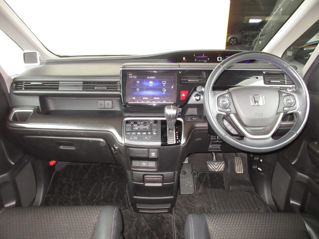 握りやすいハンドルには、オーディオコントロールとクルーズコントロールスイッチが装備されており、ハンドルから手を離さずに操作が出来ます。感覚で操作ができて便利で安全ですね！