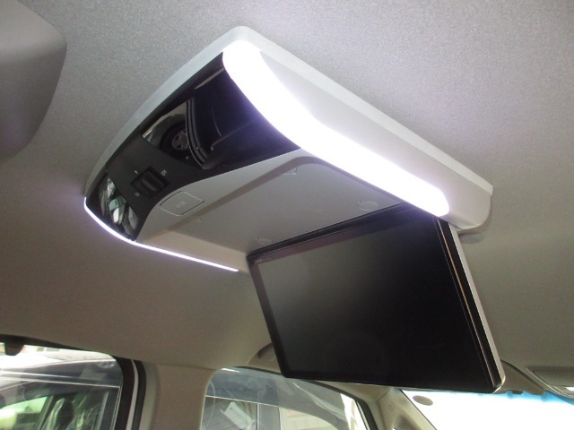 後席用のモニターがついています。特に小さいお子さん移動時間が退屈せずに大喜び！見たいテレビやDVDなどが楽しめます。みんなでワイワイ楽しいドライブですねぇ～！