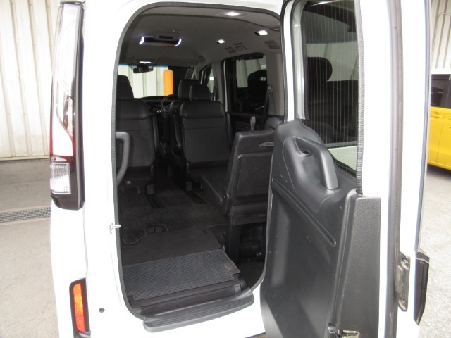 テールゲートが入口になることで、3列目へのアクセスが驚くほど簡単に。空間全体がさらに活用できるようになりました。お子さまや年配の方も乗りこみやすい低いステップ高、乗り降りするほど実感できる便利さです。