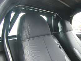 万が一の横転時に役に立つロールケージ付きです。ビートはAピラーしか支えるものが有りませんので・・