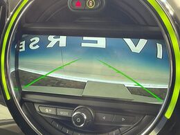 ●バックカメラ：便利な【バックカメラ】で安全確認もできます。駐車が苦手な方にもオススメな便利機能です。