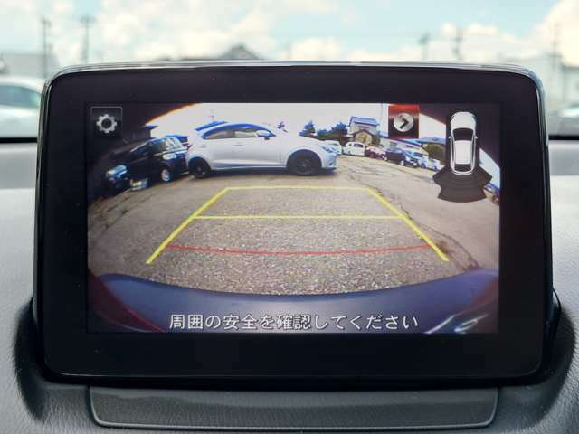 バックカメラで後方が移ります。駐車場や車庫入れの際に強い味方となります