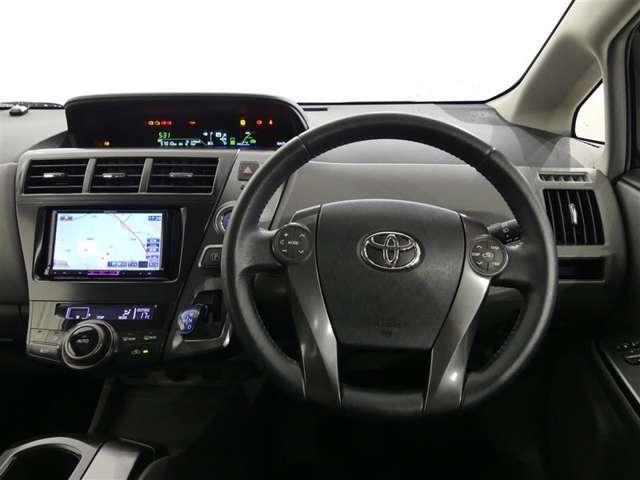 スタイリッシュなデザインのインパネ。各操作スイッチは使いやすい位置に配置されてます。