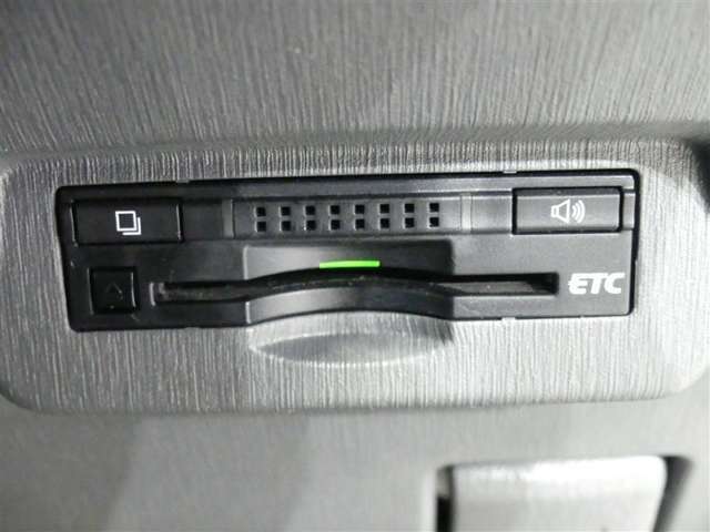 ETC車載機です。高速・有料道路の料金をキャッシュレスでスムーズに通過できます。