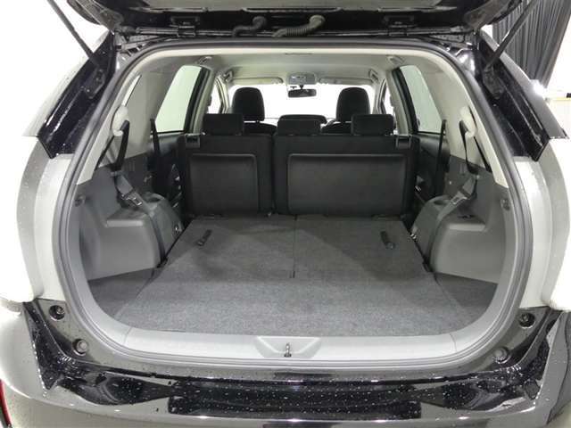 三列目シートは、折りたためますので大きなスペースが出来ちゃいます。キャンプ用品など大きな荷物もばっちり収納可能です♪