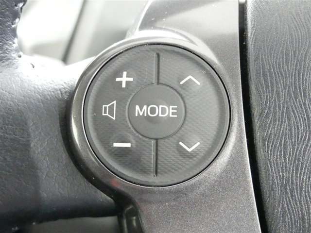 ステアリングスイッチでオーディオの各種切替や音量調整が行えます。