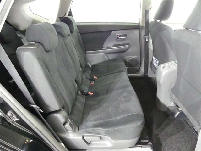 後部座席も当然、綺麗・清潔に仕上げております。内装の綺麗なお車は気持ちが良いですね。