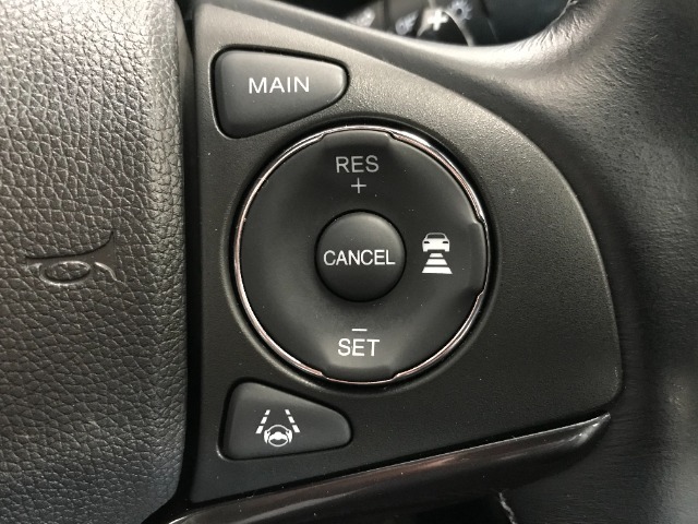 ハンドルにはオーディオリモコンスイッチとアダプティブクルーズコントロールのスイッチが装備されており、ハンドルから手を離さずに操作することが出来ます。