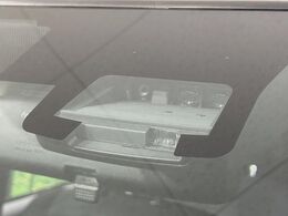 【プリクラッシュセーフティ】前方の車両等を検知し、衝突しそうな時は警報で注意を促し、ブレーキを踏む力をサポート。ブレーキを踏めなかった場合は衝突被害軽減ブレーキが作動、衝突回避をサポートします。