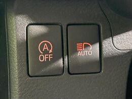 【アイドリングストップ】赤信号や渋滞で停車した際にエンジンを停止し、無駄な燃料の消費を抑えます。燃費向上や環境保護につなげる機能♪エンジンはブレーキを離せば再始動します。