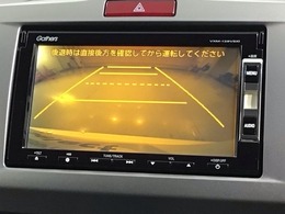 リバースギアに入れるだけで後方の表示へ切り替わります。夜間や雨の日の駐車も楽になりますよ。