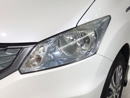 ディスチャージヘッドライト搭載でしっかり明るく照らしてくれるので、夜間走行や不慣れな道でも安心です。