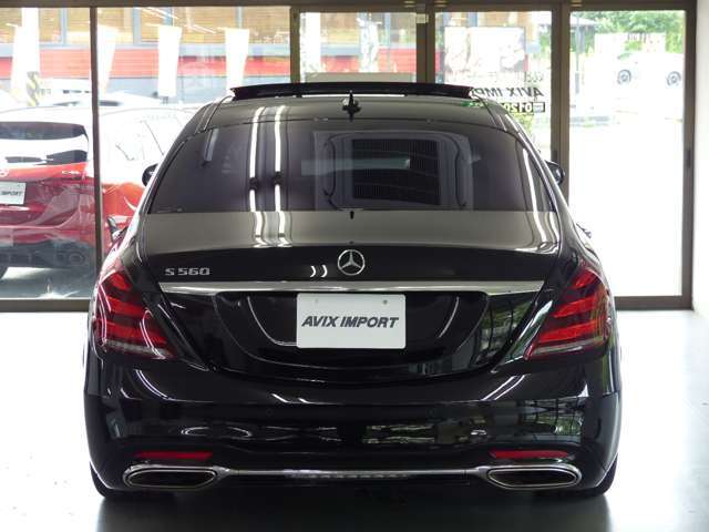 20インチAMG10スポークアルミホイールがスタイリッシュかつスポーティーなエクステリアを演出！！　内装は高級感漂うブラックナッパレザーシート＆ブラックハイグロスポプラウッドパネルの組み合わせ！！
