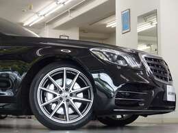 出力469PS（カタログ値）を発生する新開発4L V型8気筒ツインターボを搭載！！　低負荷での走行の際に4気筒を休止する機能により燃料消費量とCO2排出量を抑制するシリンダーマネジメントシステム＆