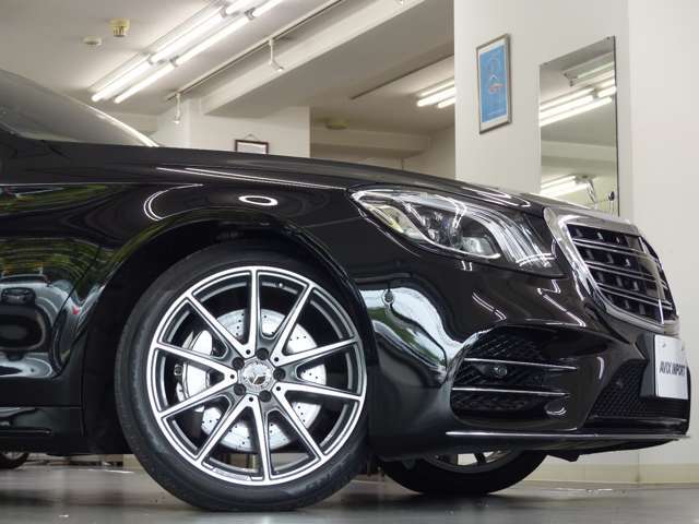 出力469PS（カタログ値）を発生する新開発4L V型8気筒ツインターボを搭載！！　低負荷での走行の際に4気筒を休止する機能により燃料消費量とCO2排出量を抑制するシリンダーマネジメントシステム＆