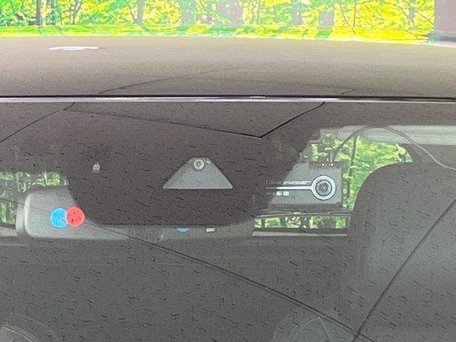 【スマートブレーキサポート】走行中に前方の車両等を認識し、衝突しそうな時は警報とブレーキで衝突回避と被害軽減をアシスト。より安全にドライブをお楽しみいただけます。