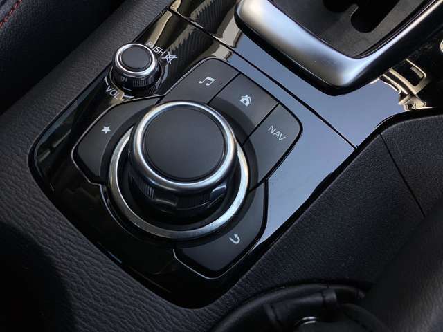 「MAZDAコネクト」コマンダー部　手元を見ることなく操作出来るように左手を自然に降ろした位置に設置。シンプルで使いやすく、機能を覚えやすいボタン配置になっています。