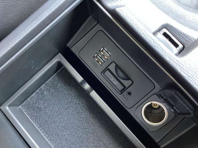 センターコンソール内にUSB端子2個＆AUXミニジャック1個　ミュージックプレーヤー接続でお気に入りの音楽を楽しむことが出来ます♪Apple CarPlay 、Android Auto 対応です