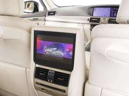 人気装備のリアエンターシステムを装着！ワイド画面のモニター搭載！！さらにマークレビンソンプレミアムオーディオ、DVD機能もセットオプションにて完備しております。