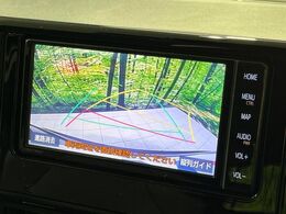 【バックカメラ】駐車時に後方がリアルタイム映像で確認できます。大型商業施設や立体駐車場での駐車時や、夜間のバック時に大活躍！運転スキルに関わらず、今や必須となった装備のひとつです！