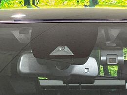 【トヨタセーフティセンス】走行中に前方の車両等を認識し、衝突しそうな時は警報とブレーキで衝突回避と被害軽減をアシスト。より安全にドライブをお楽しみいただけます。