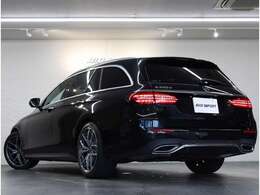 人気外装色オブシディアンブラックにAMGスタイリングパッケージ＆AMG19インチ5ツインスポークアルミホイール、クローム仕上げの新型ダイヤモンドグリルが迫力のエクステリアを演出！！