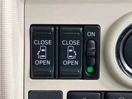 【両側パワースライドドア】スマートキーや運転席のスイッチで後席両側スライドドアの開閉が可能♪電動だから力を入れてドアを開ける必要が無く、小さなお子様でも簡単に開け閉めでき快適です♪