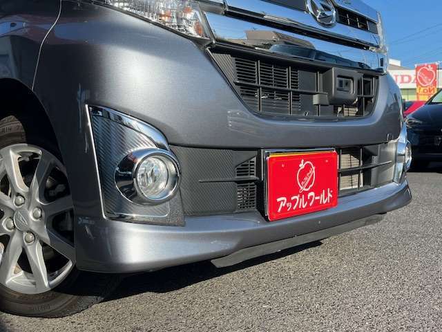 フロントバンパー周辺に目立つ傷はございません。