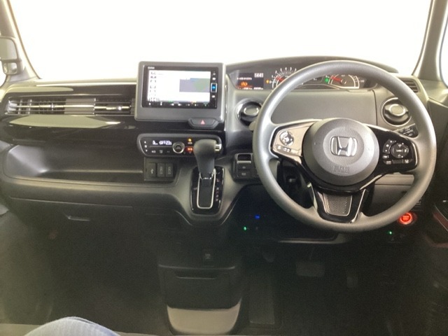 車内は光触媒抗菌消臭施工済です。インパネ周りはスタイリッシュなデザインで機能や装備も充実しています。グローブボックスやカップホルダーのほかにトレーなどたくさんの収納スペースが付いています。