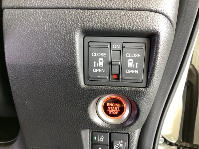 リアドアは乗り降りに便利な両側電動スライドドアです。また運転席に座っていながらスイッチ操作で自在にスライドドアを開け閉めできます。