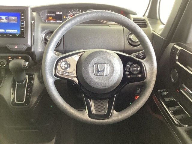 ハンドルにHondaセンシング系のクルーズコントロールやレーンキープアシストなどのスイッチと、オーディオの操作スイッチが装備されています。ハンドルから手を離さず安全に操作できます。